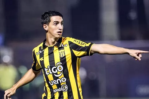 مصدر مقرب من اللاعب يكشف ليلا كورة حقيقة مفاوضات الأهلي بشأن ضم أجوستين منصور